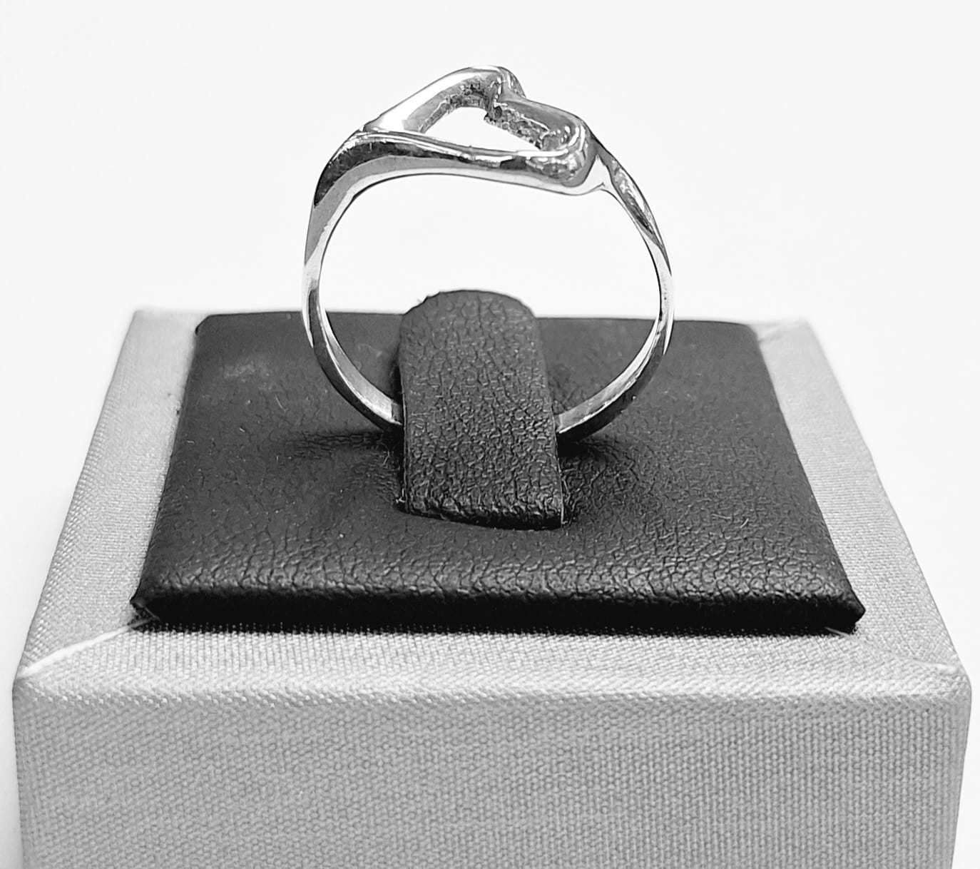 Sello de ley en el interior del anillo de corazón en plata ley 925