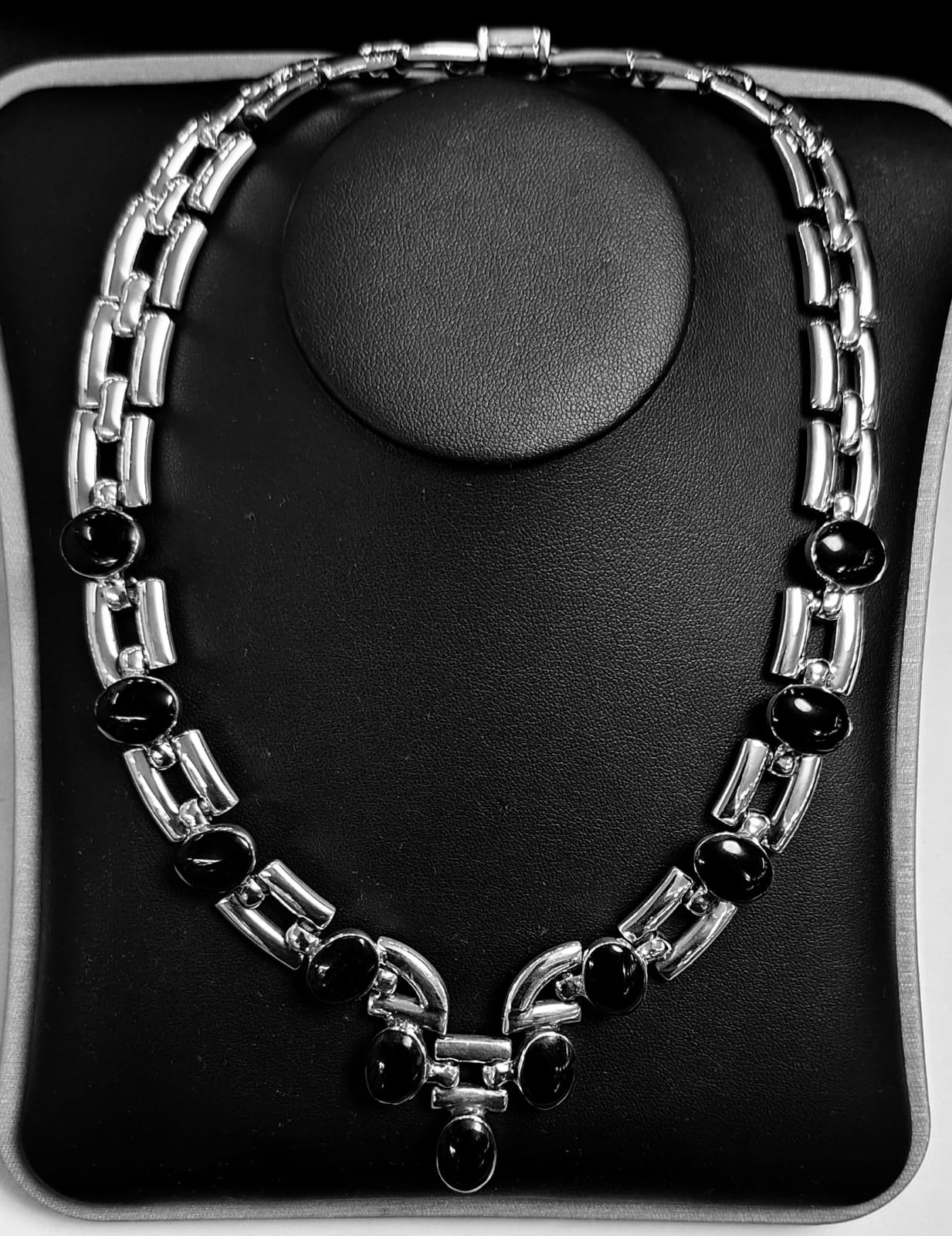 Collar con Incrustaciones Obsidiana en Plata Ley 950, sello de autenticidad Plata Ley .925