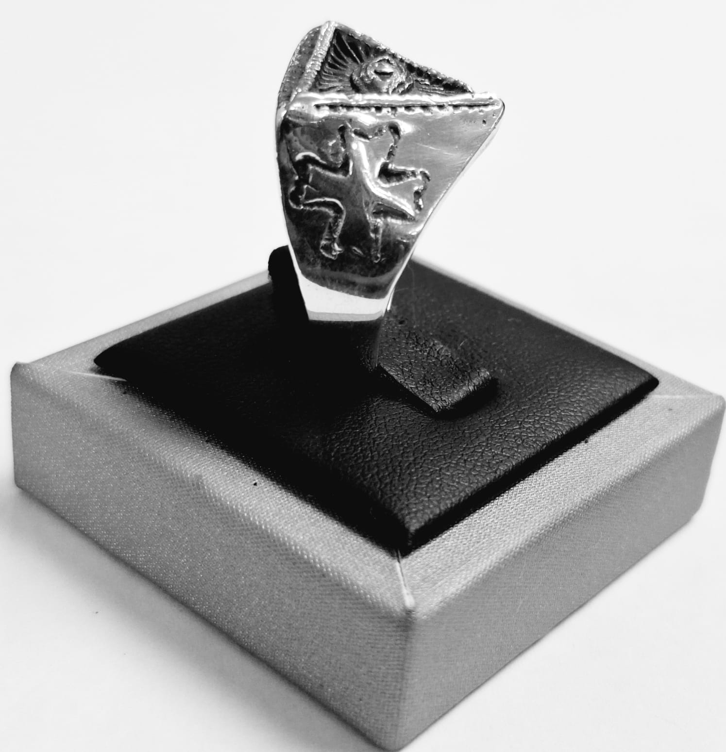 Anillo Ojo de la Providencia en Plata 925, vista frontal