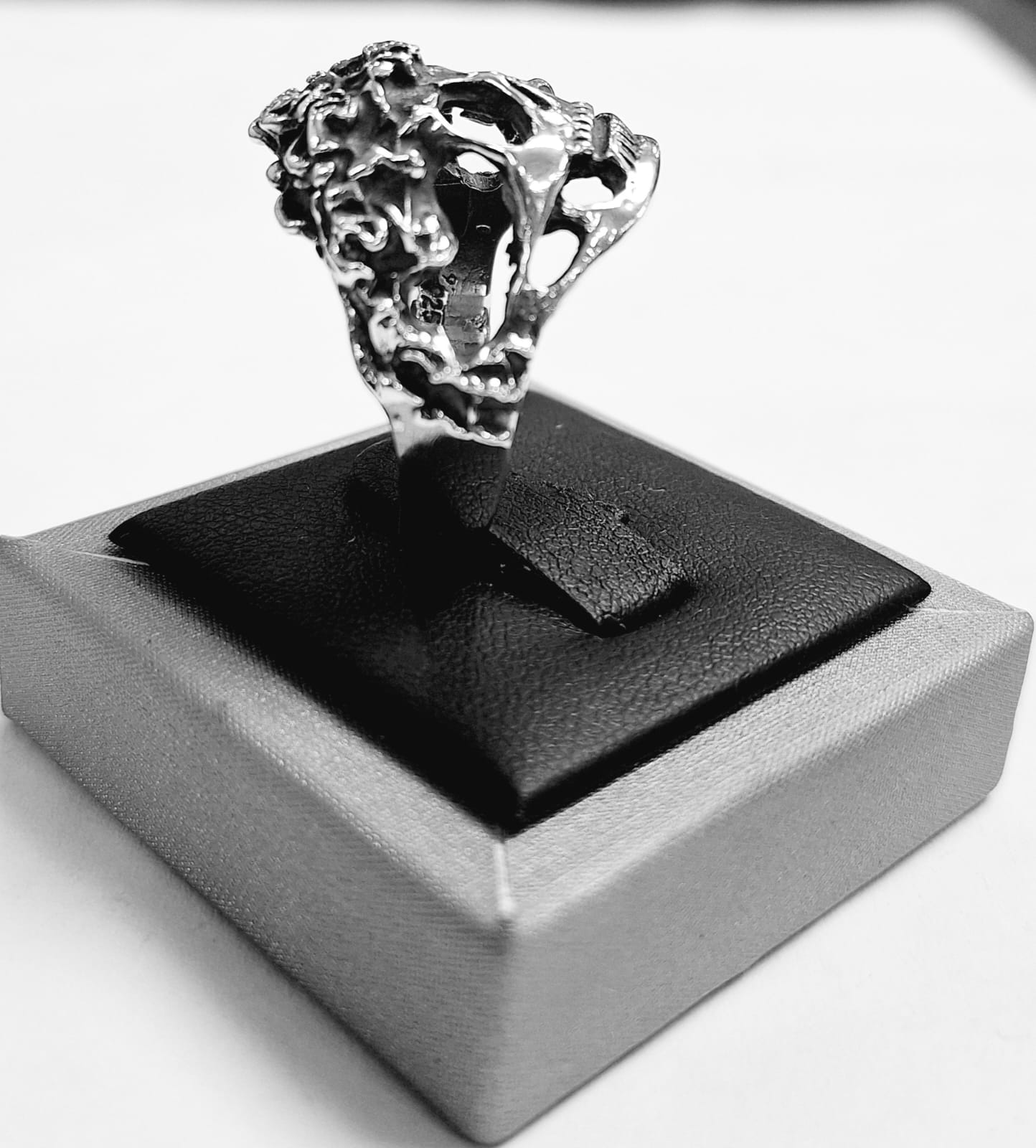 Anillo Cráneo en Plata Ley 925, sello de autenticidad Plata Ley .925