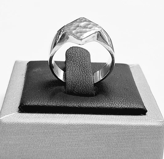 Sello de ley en el interior del anillo martillado en plata ley 925
