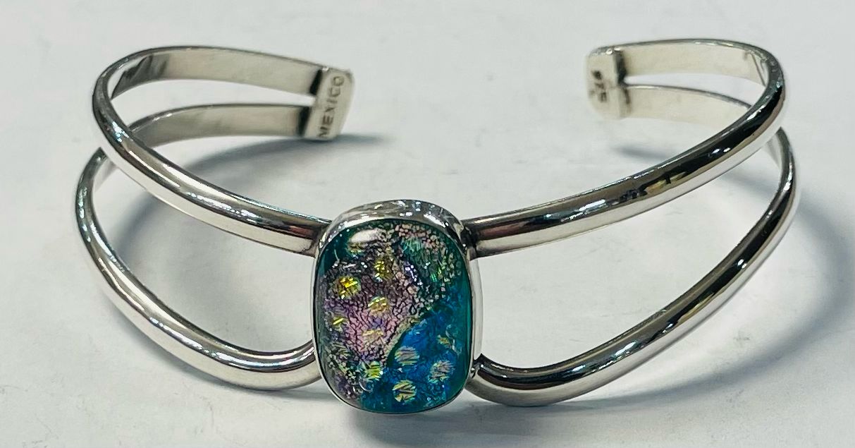 Sello de ley en el interior del brazalete con dicroico en plata ley 925