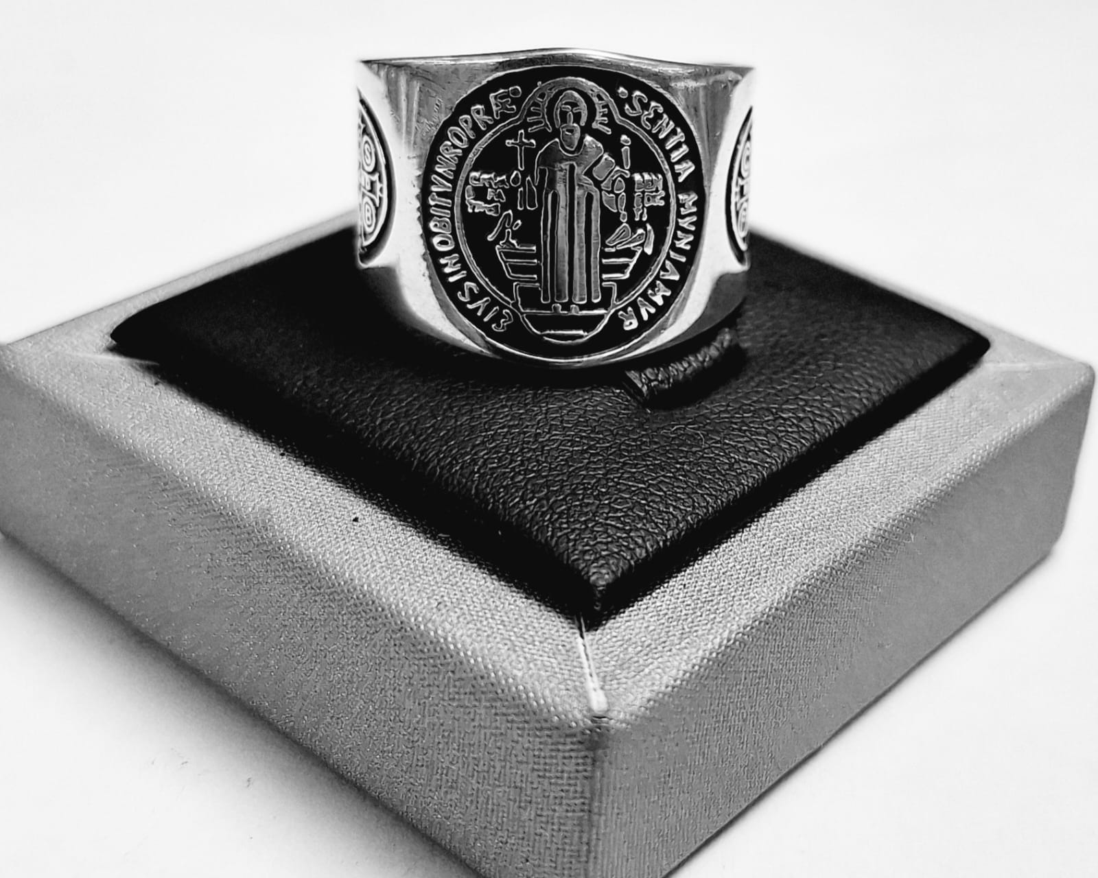 Anillo San Benito en Plata Ley 925, sello de autenticidad Plata Ley .925