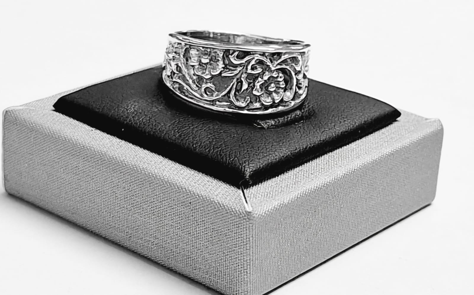 Anillo de Flores en Plata Ley 925, sello de autenticidad Plata Ley .925