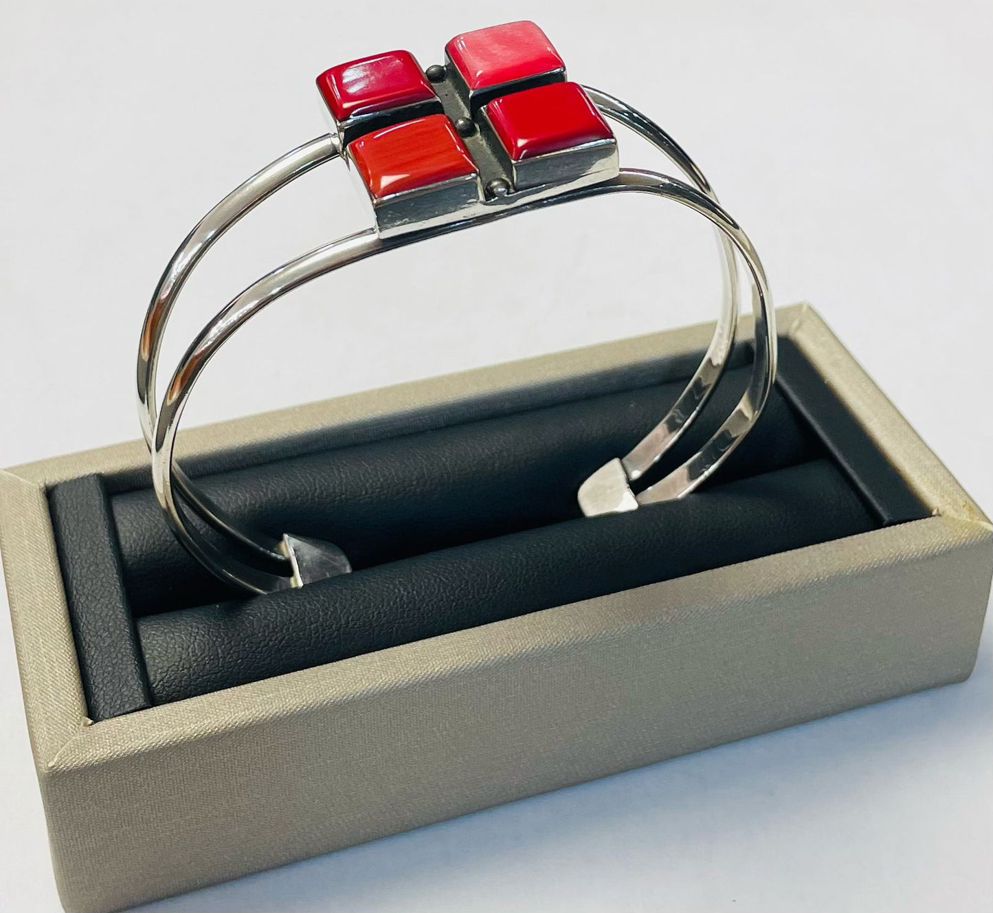Brazalete en Plata Ley 925 con Coral, sello de autenticidad Plata Ley .925