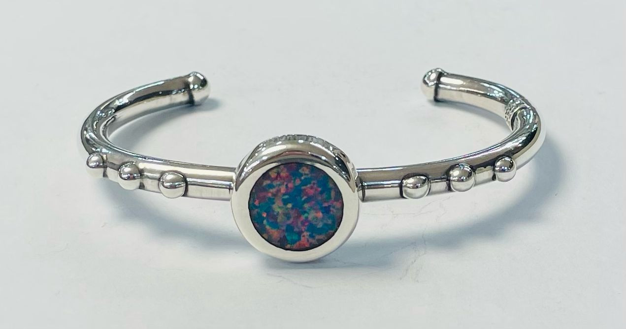 Sello de ley en el interior del brazalete con opalo en plata ley 925