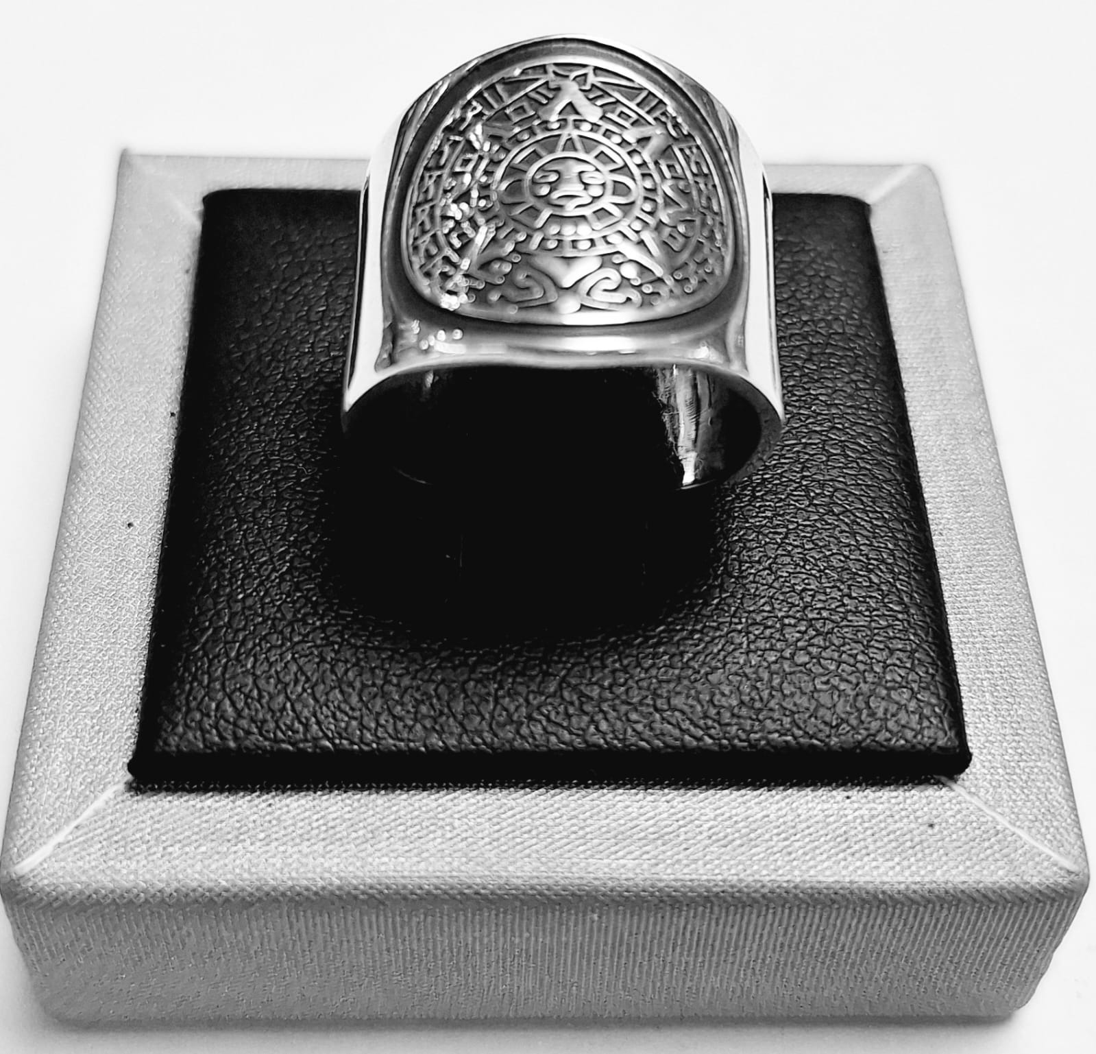 Sello de ley en el interior del anillo calendario azteca con grecas en plata ley 925