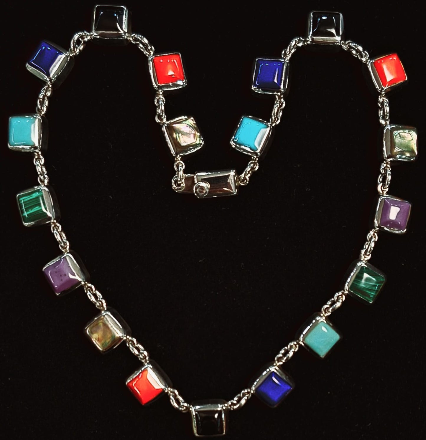 Sello de ley en el interior del collar con incrustaciones de diferentes piedras en plata con piedra en plata ley 925