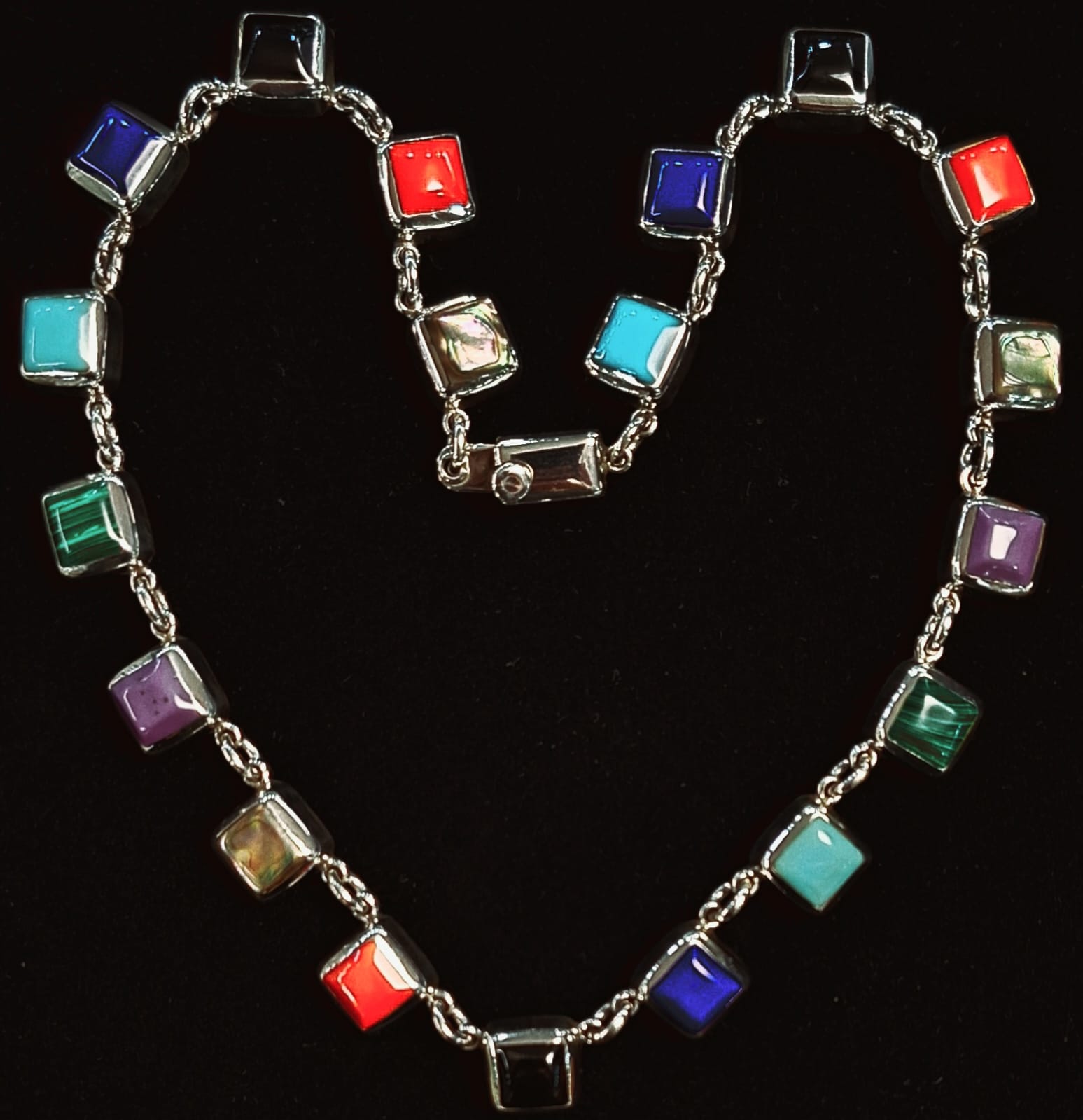 Sello de ley en el interior del collar con incrustaciones de diferentes piedras en plata con piedra en plata ley 925