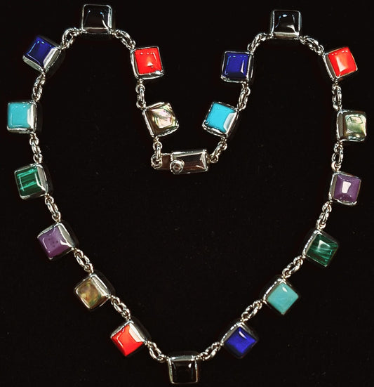 Sello de ley en el interior del collar con incrustaciones de diferentes piedras en plata con piedra en plata ley 925
