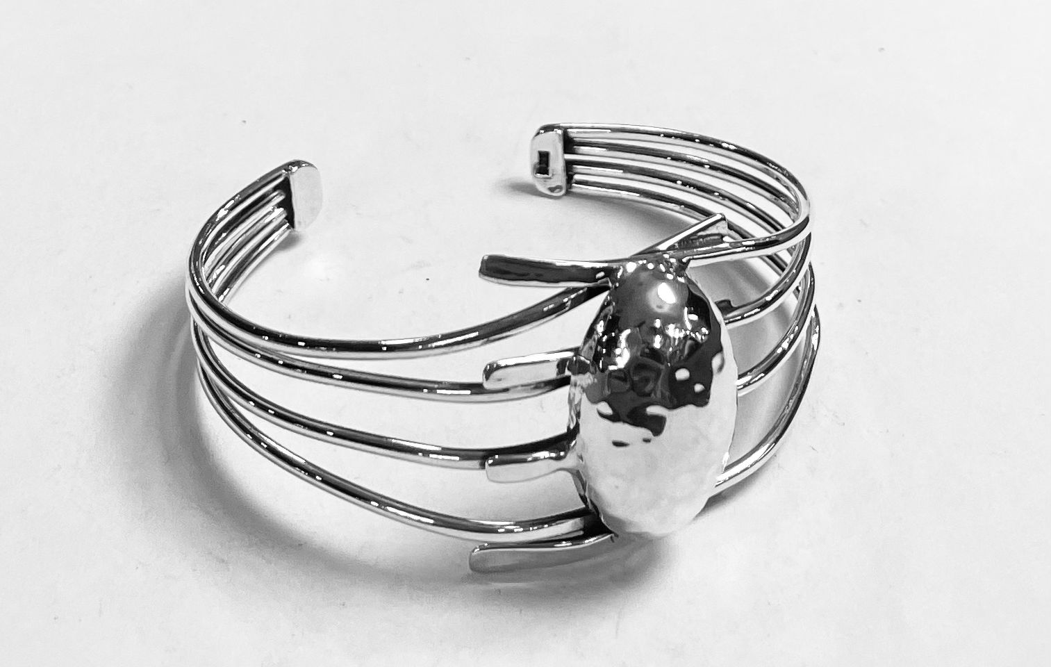 Sello de ley en el interior del brazalete en plata ley 925