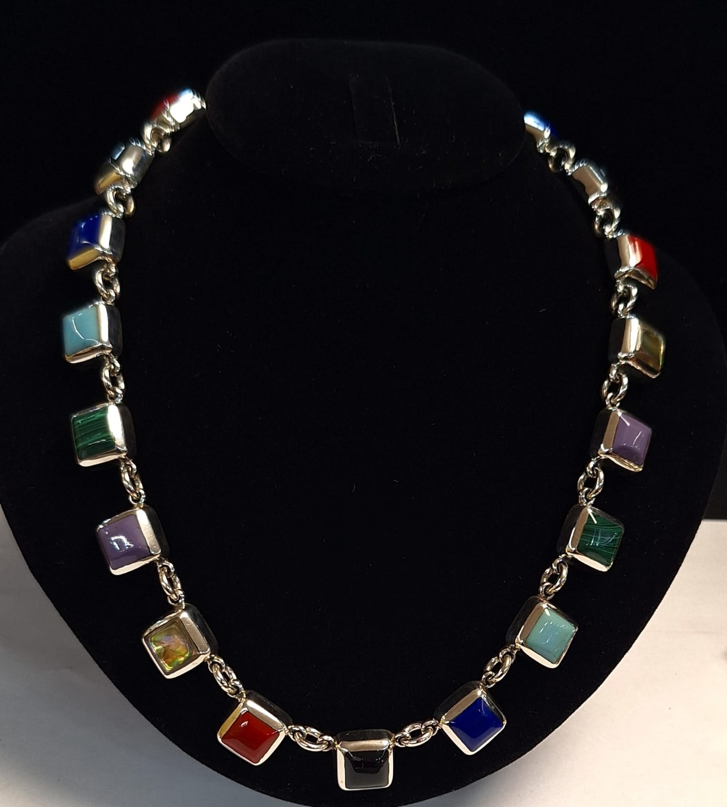 Collar con Incrustaciones de Diferentes Piedras en Plata con Piedra en Plata Ley 925, vista frontal