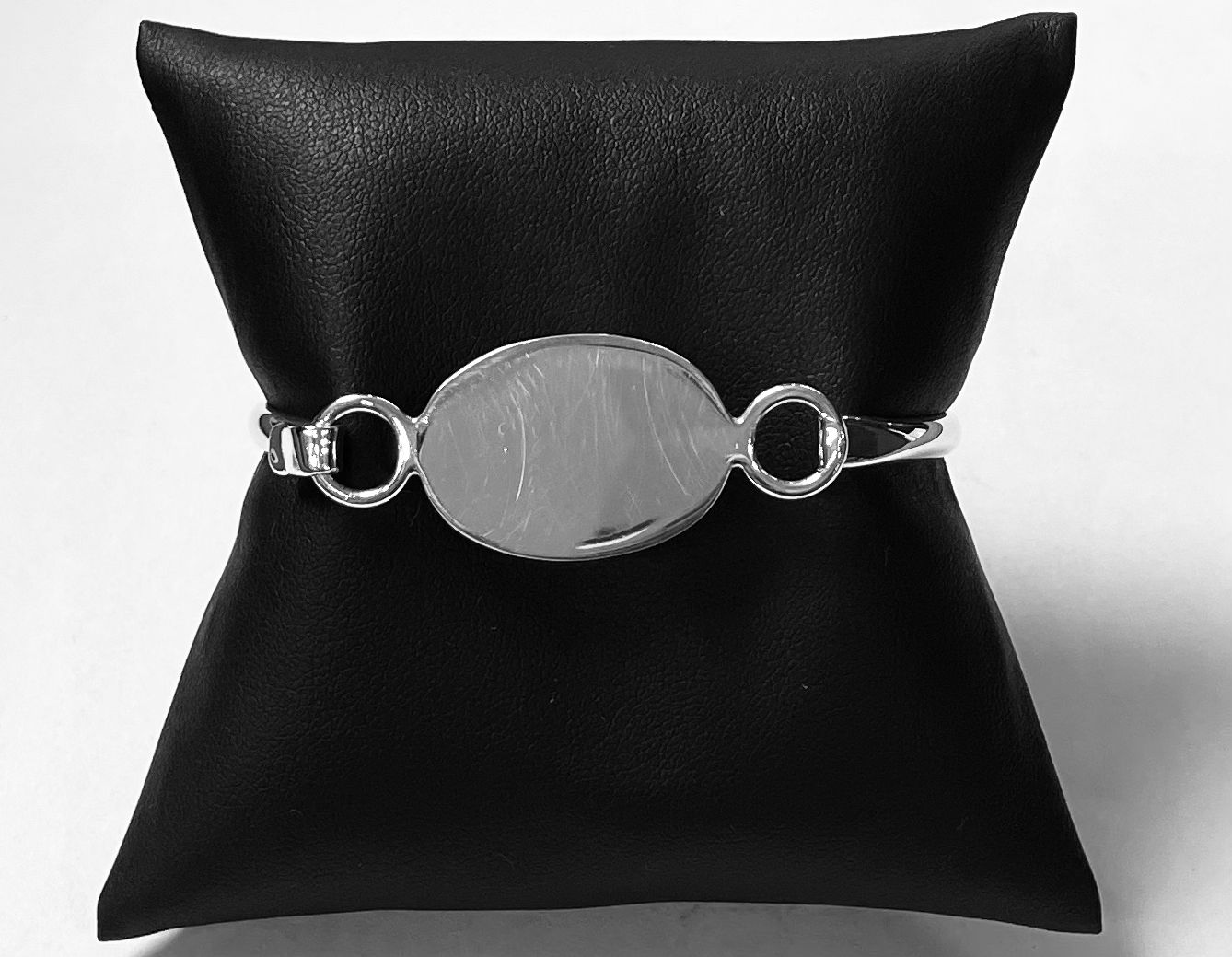 Sello de ley en el interior del brazalete en plata ley 925