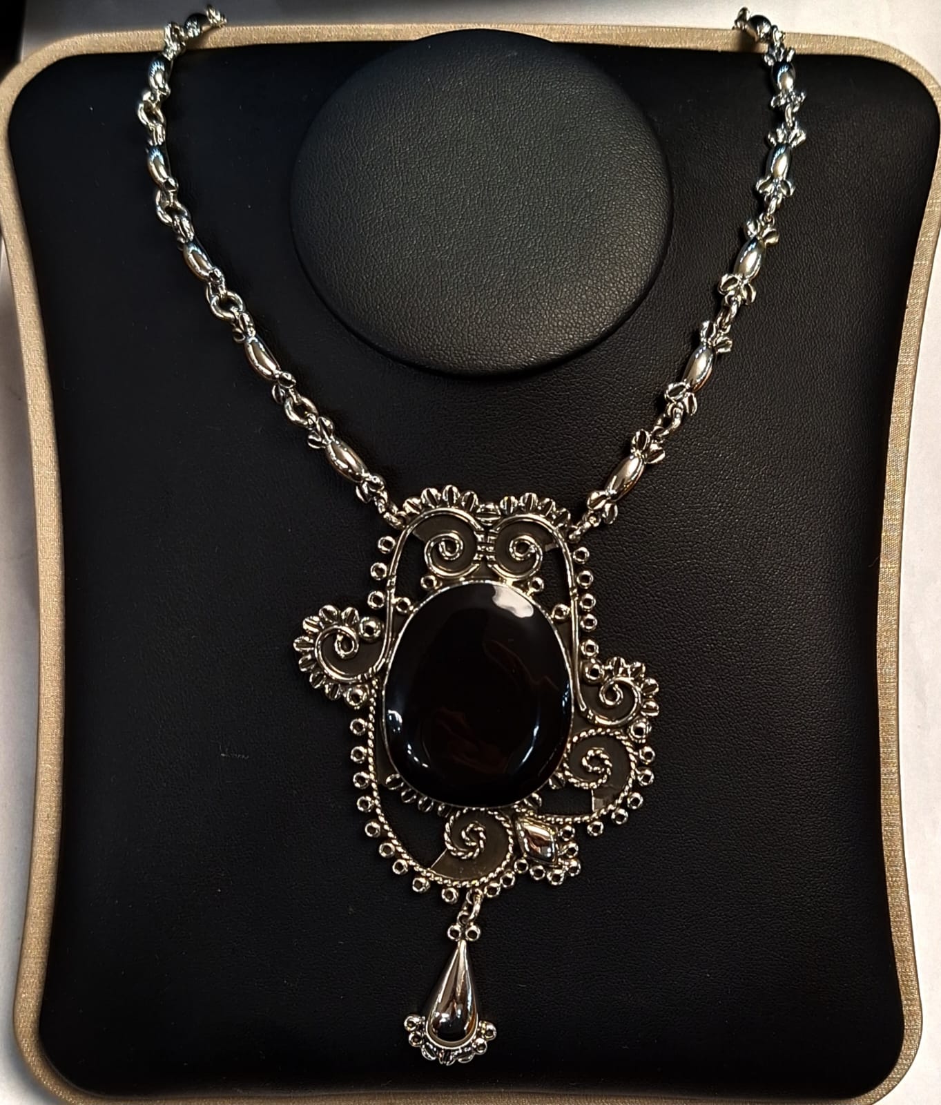 Collar Vintage con Incrustacion de Obsidiana en Plata Ley 950, vista frontal