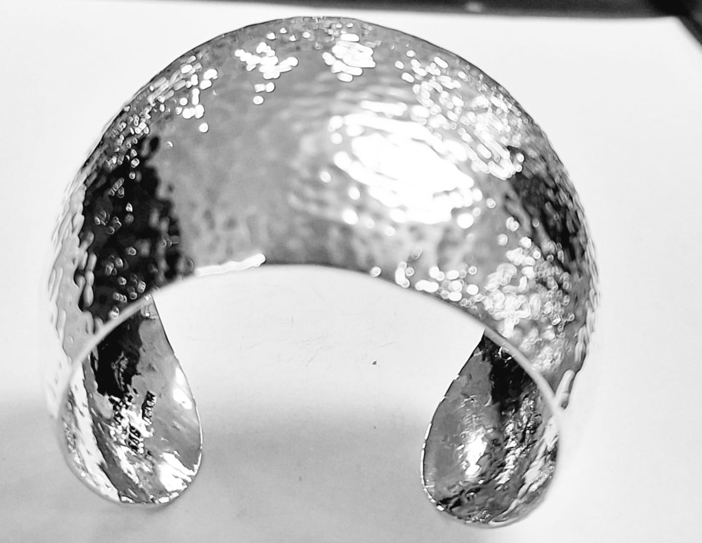 Brazalete Martillado en Plata Ley 925, vista frontal
