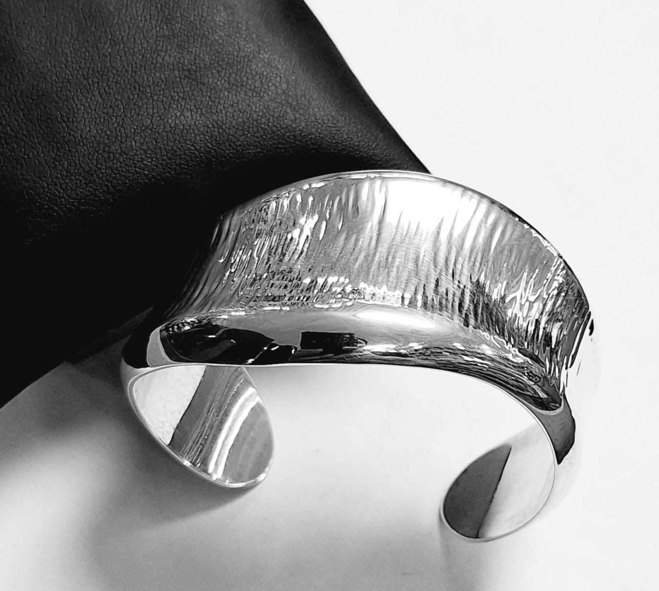 Brazalete en Plata Ley 950, sello de autenticidad Plata Ley .925