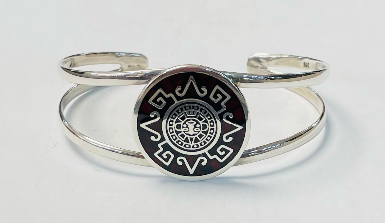 Sello de ley en el interior del brazalete calendario azteca en plata ley 925 con coral