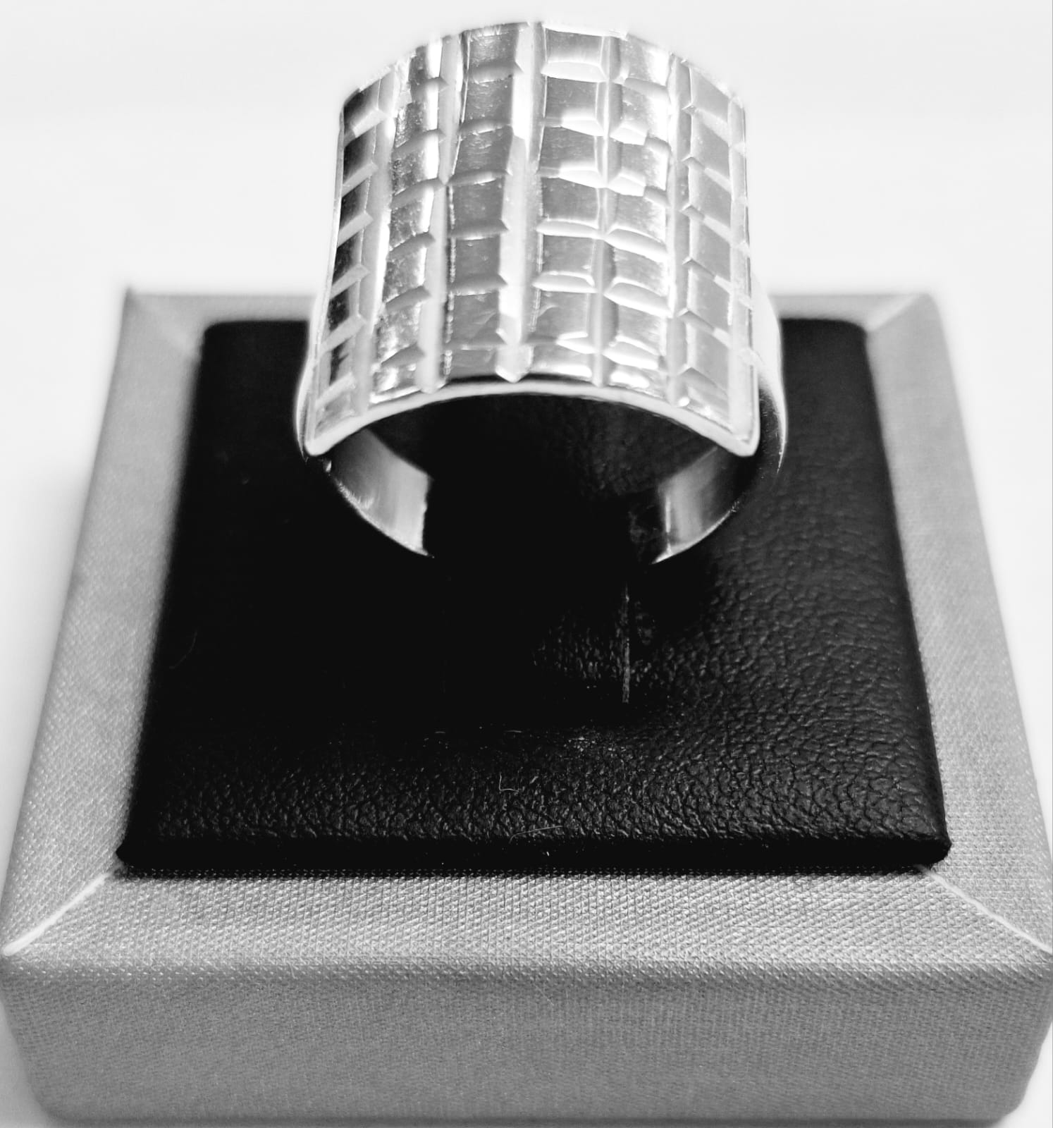 Sello de ley en el interior del anillo diamanta plata ley 925