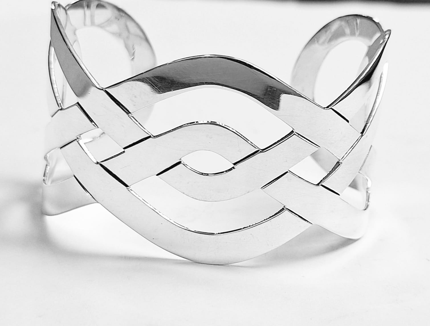Sello de ley en el interior del brazalete en plata ley 925