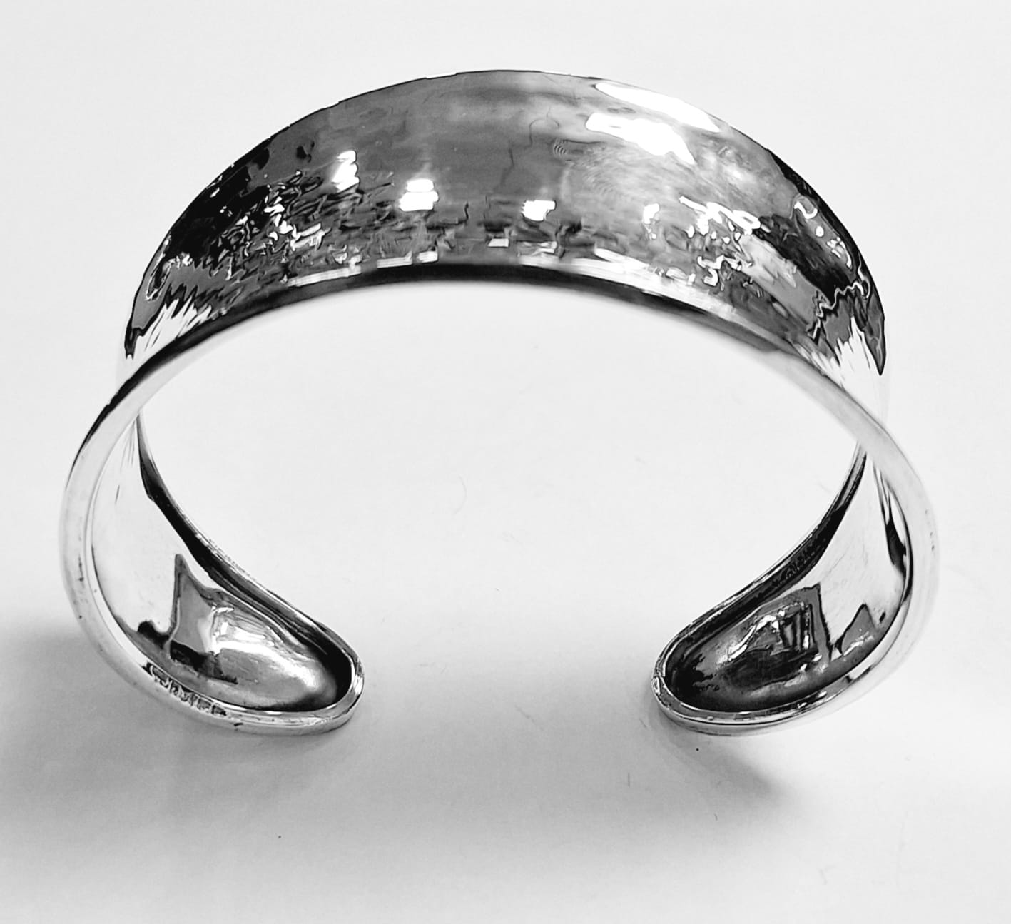 Brazalete Martillado en Plata Ley 925, vista frontal