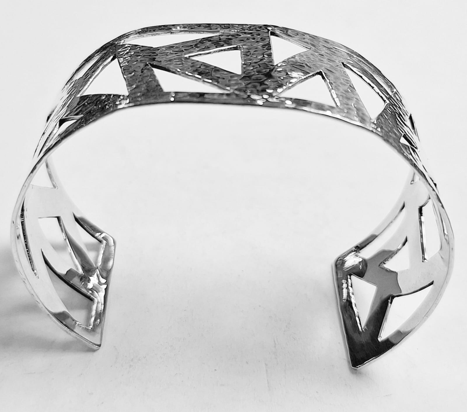 Brazalete Martillado en Plata Ley 950, sello de autenticidad Plata Ley .925