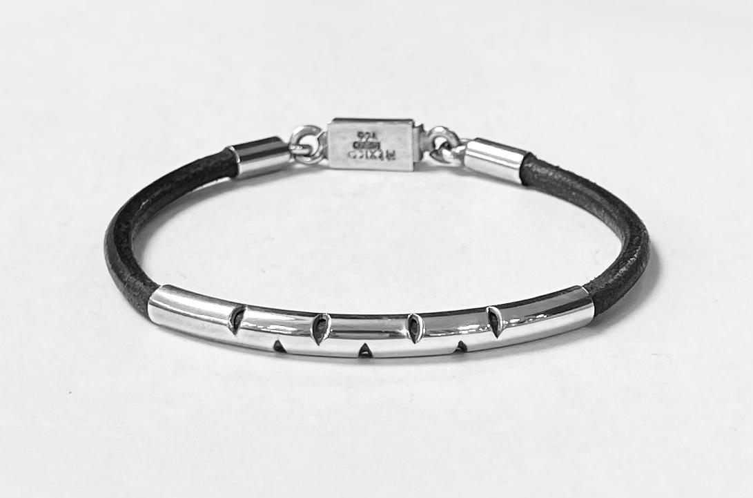 Sello de ley en el interior del brazalete en plata ley 925 con caucho
