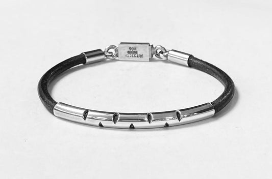 Sello de ley en el interior del brazalete en plata ley 925 con caucho
