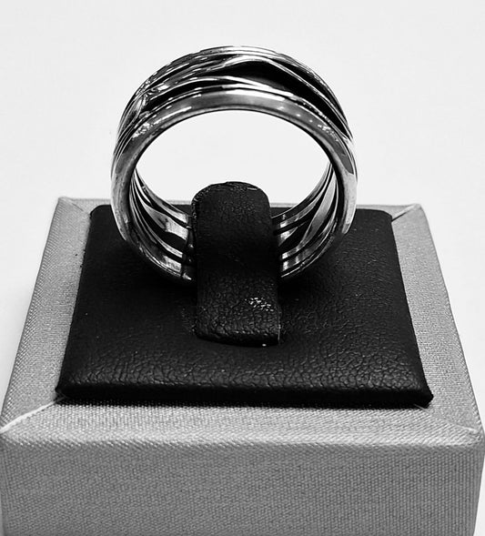 Sello de ley en el interior del anillo corrugado en plata ley 925