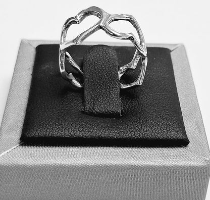 Sello de ley en el interior del anillo calado de corazones en plata ley 925