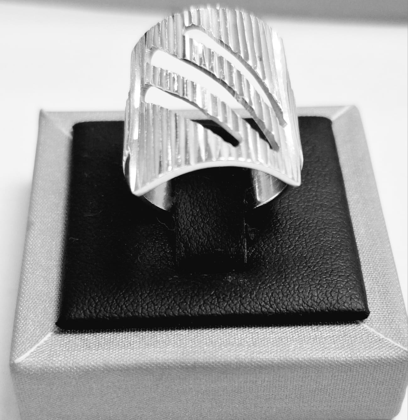 Sello de ley en el interior del anillo diamantada plata ley 925