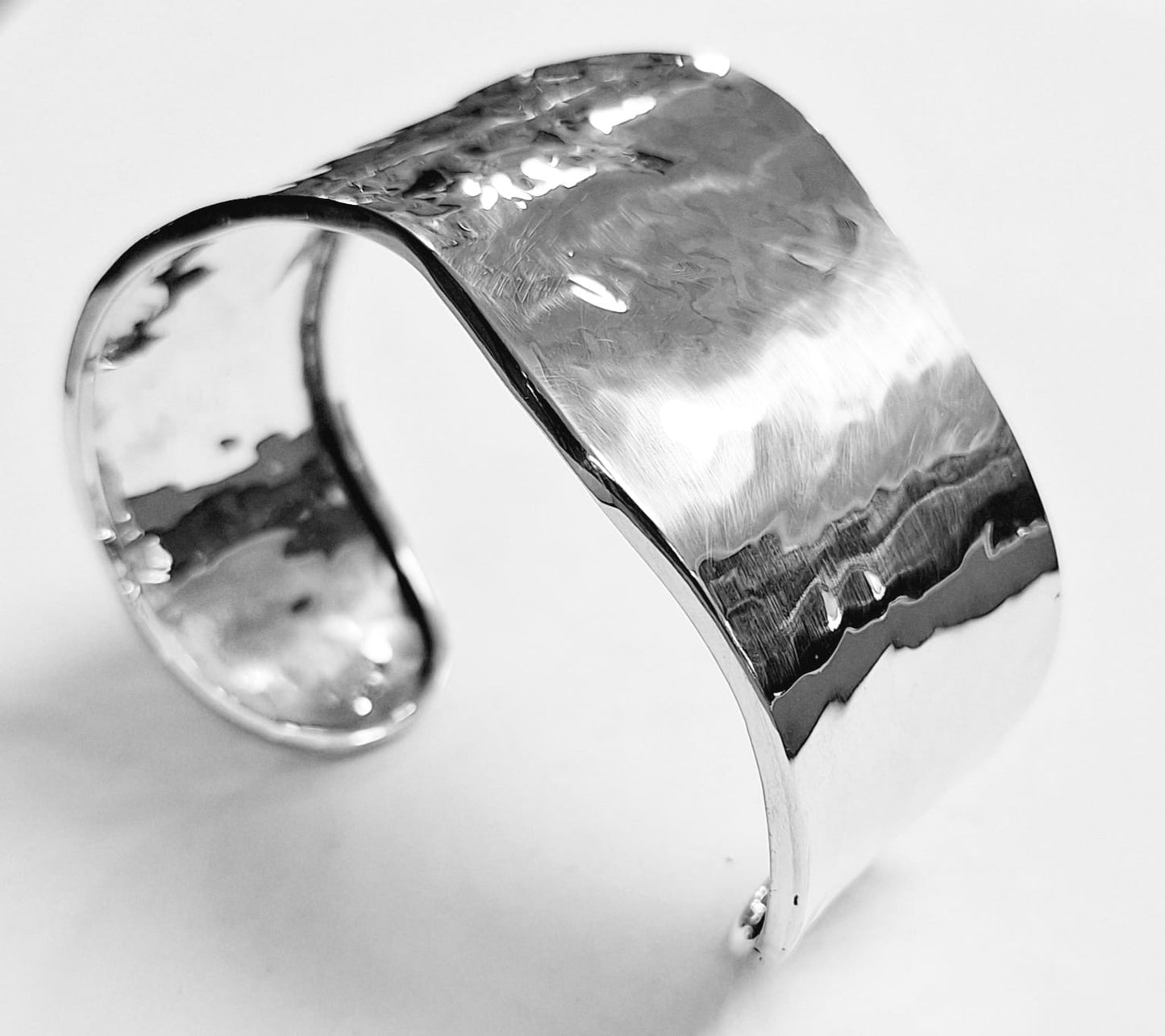 Brazalete Martillado en Plata Ley 950, sello de autenticidad Plata Ley .925