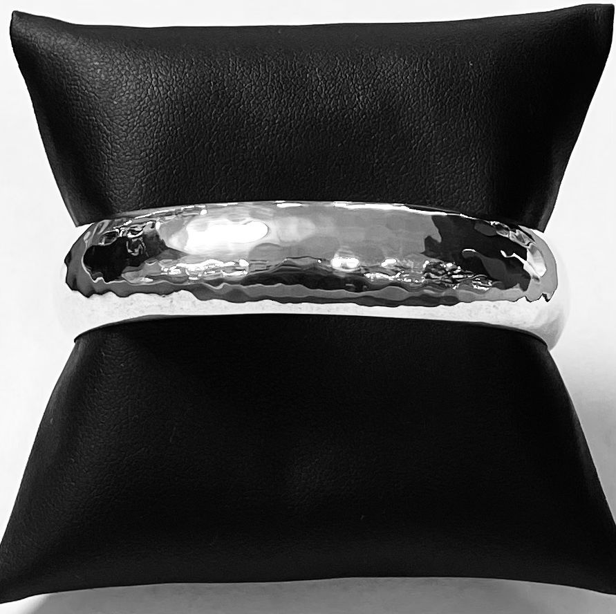 Brazalete Martillado en Plata Ley 925, sello de autenticidad Plata Ley .925