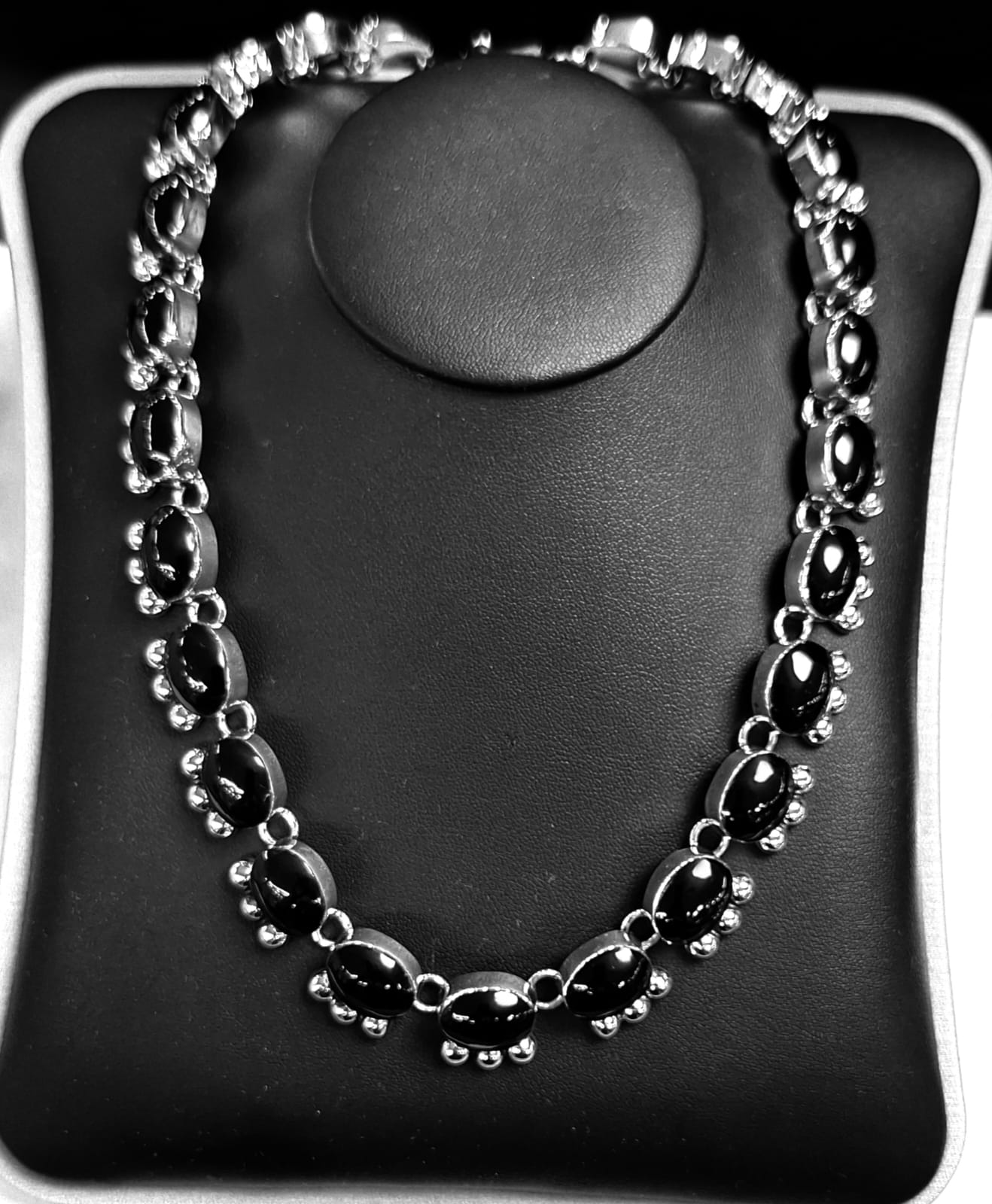 Collar con Incrustaciones de Piedra en Plata Ley 925, vista frontal