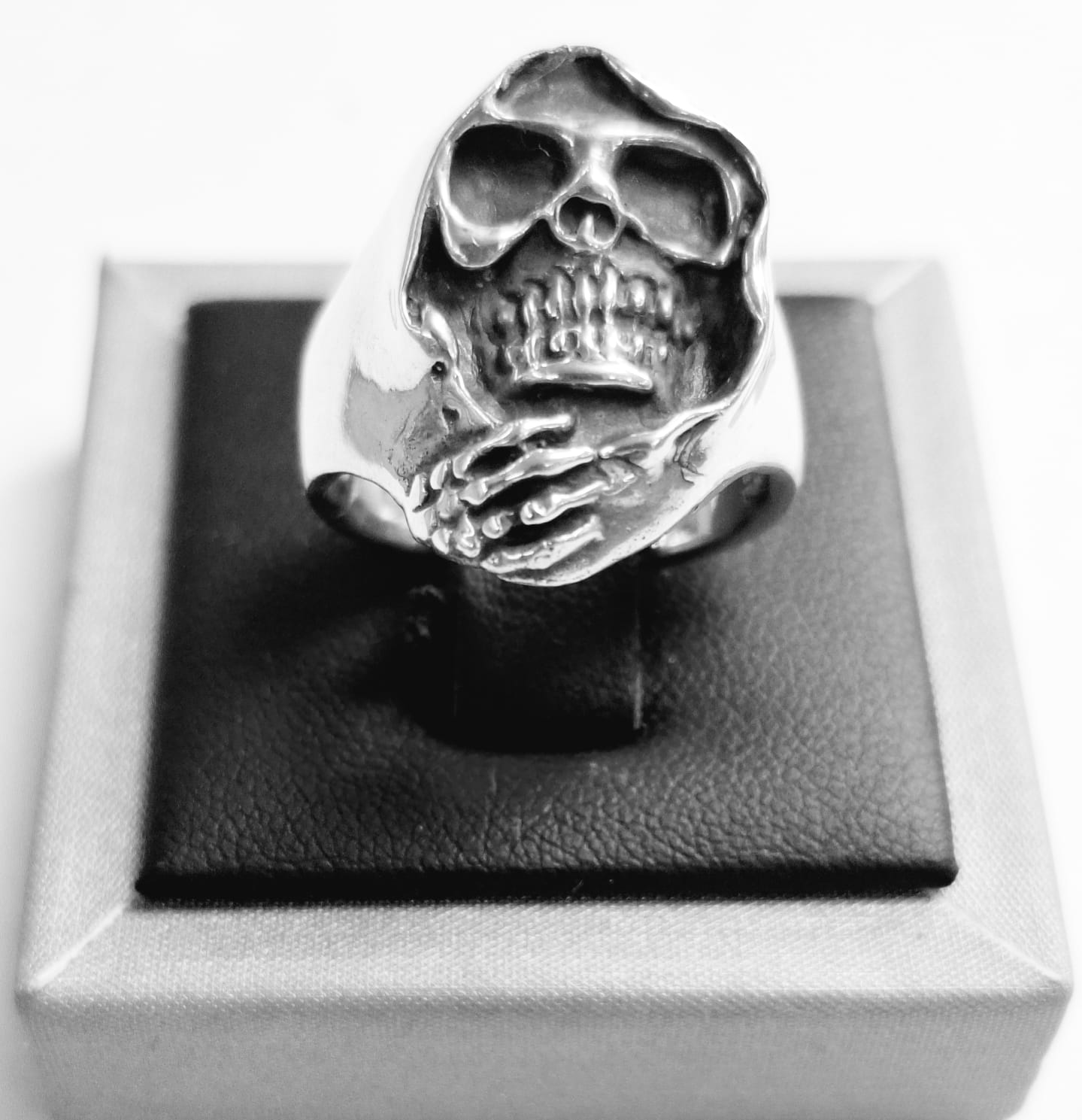 Sello de ley en el interior del anillo calavera con capa en plata ley 925