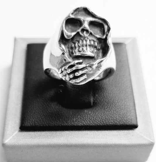 Sello de ley en el interior del anillo calavera con capa en plata ley 925