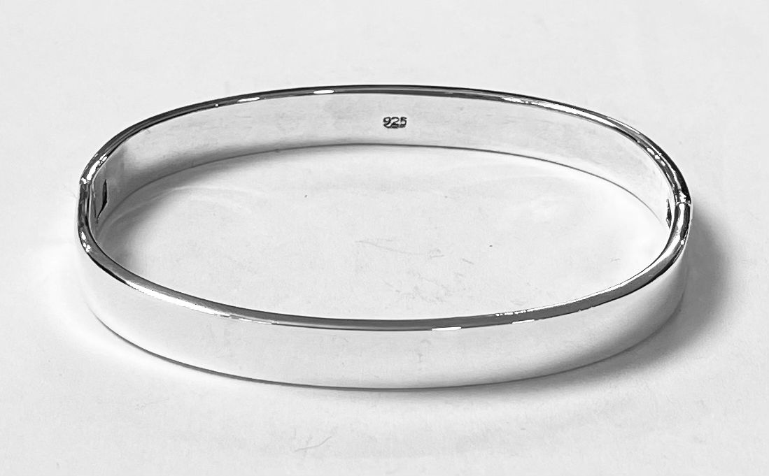 Sello de ley en el interior del brazalete ovalado en plata ley 925