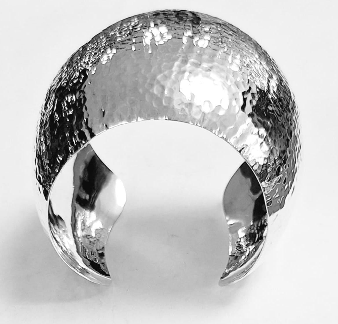 Brazalete Martillada en Plata Ley 925, sello de autenticidad Plata Ley .925