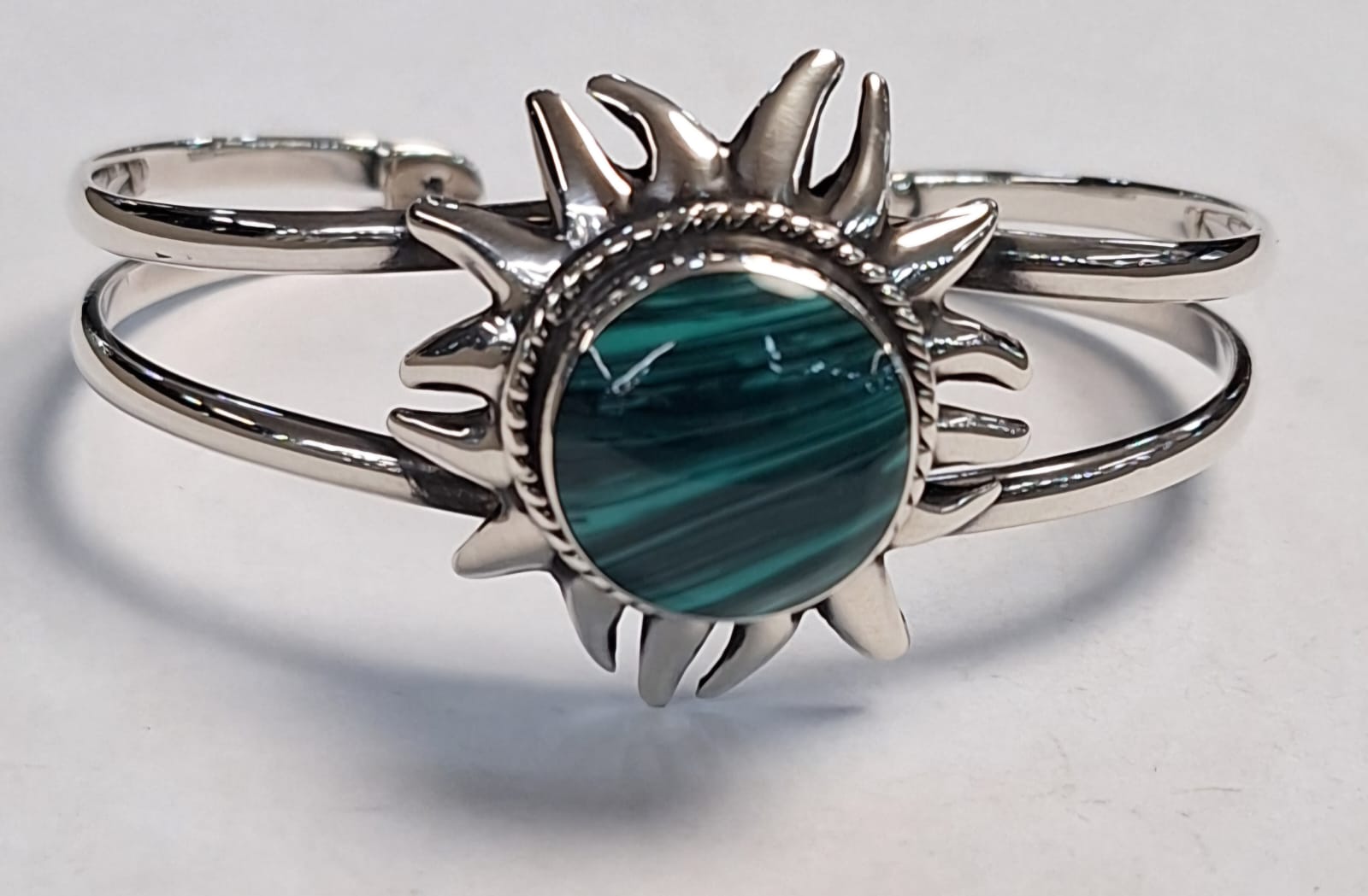 Sello de ley en el interior del brazalete con malaquita en plata ley 925
