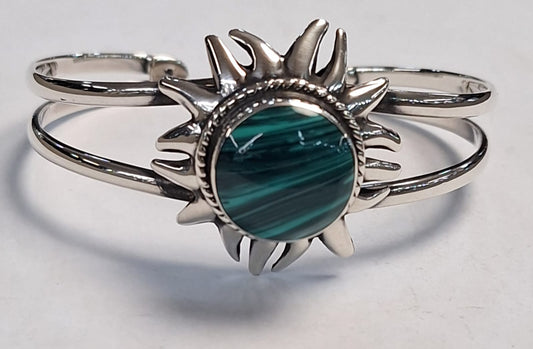 Sello de ley en el interior del brazalete con malaquita en plata ley 925