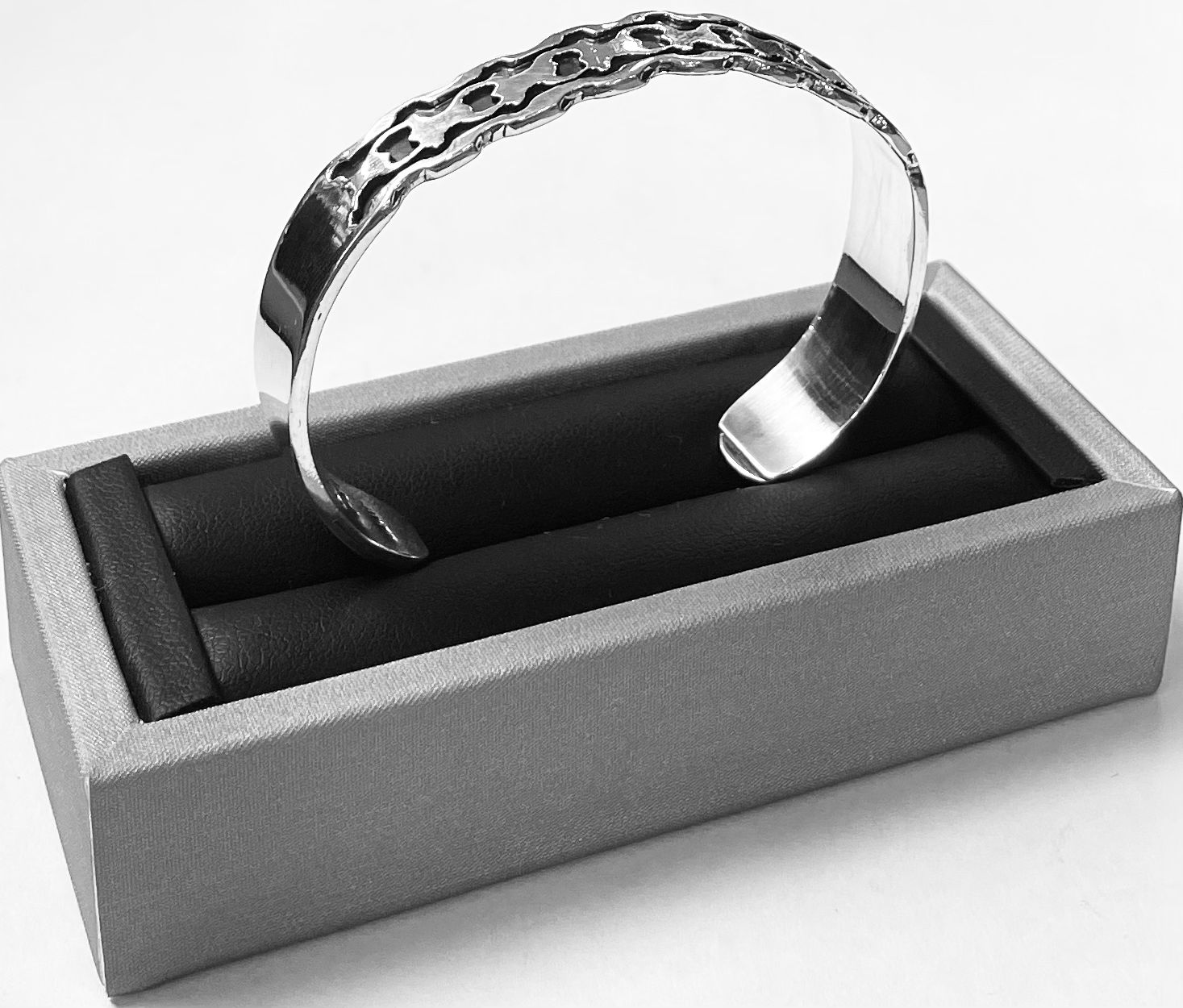 Brazalete en Plata Ley 925, sello de autenticidad Plata Ley .925