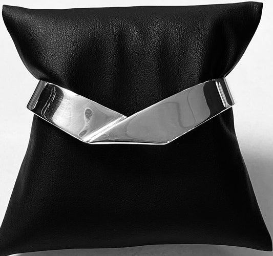 Sello de ley en el interior del brazalete en plata ley 925