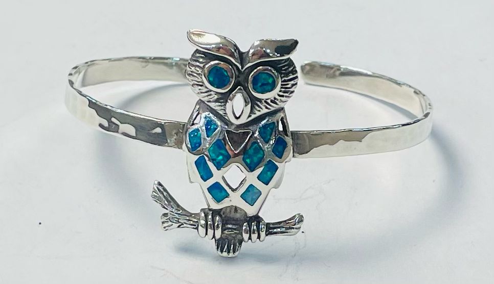 Sello de ley en el interior del brazalete con opalo en plata ley 925