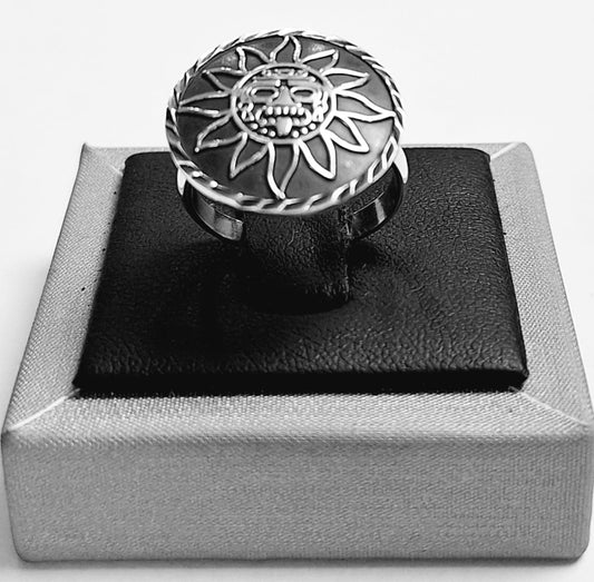 Sello de ley en el interior del anillo sol maya en plata ley 950