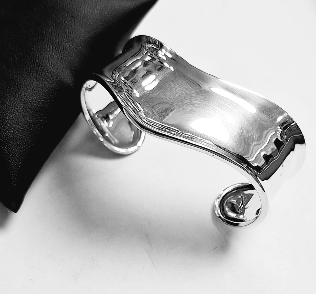 Brazalete en Plata Ley 925, sello de autenticidad Plata Ley .925