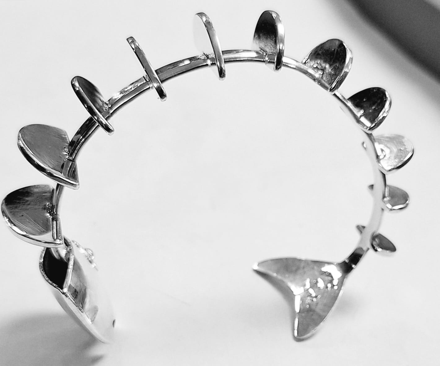 Sello de ley en el interior del brazalete esqueleto en plata ley 950