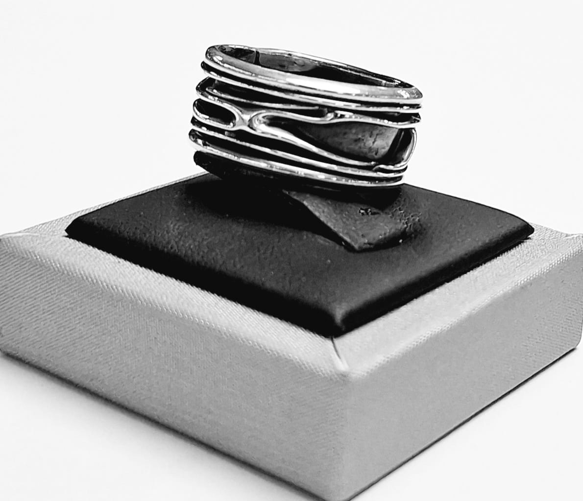 Anillo Corrugado en Plata Ley 925, sello de autenticidad Plata Ley .925