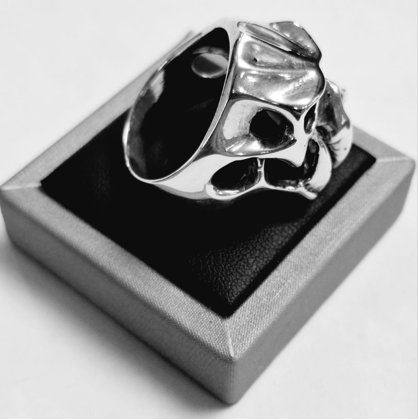 Anillo Calavera Frontal con Fauces en Plata Ley 925, sello de autenticidad Plata Ley .925