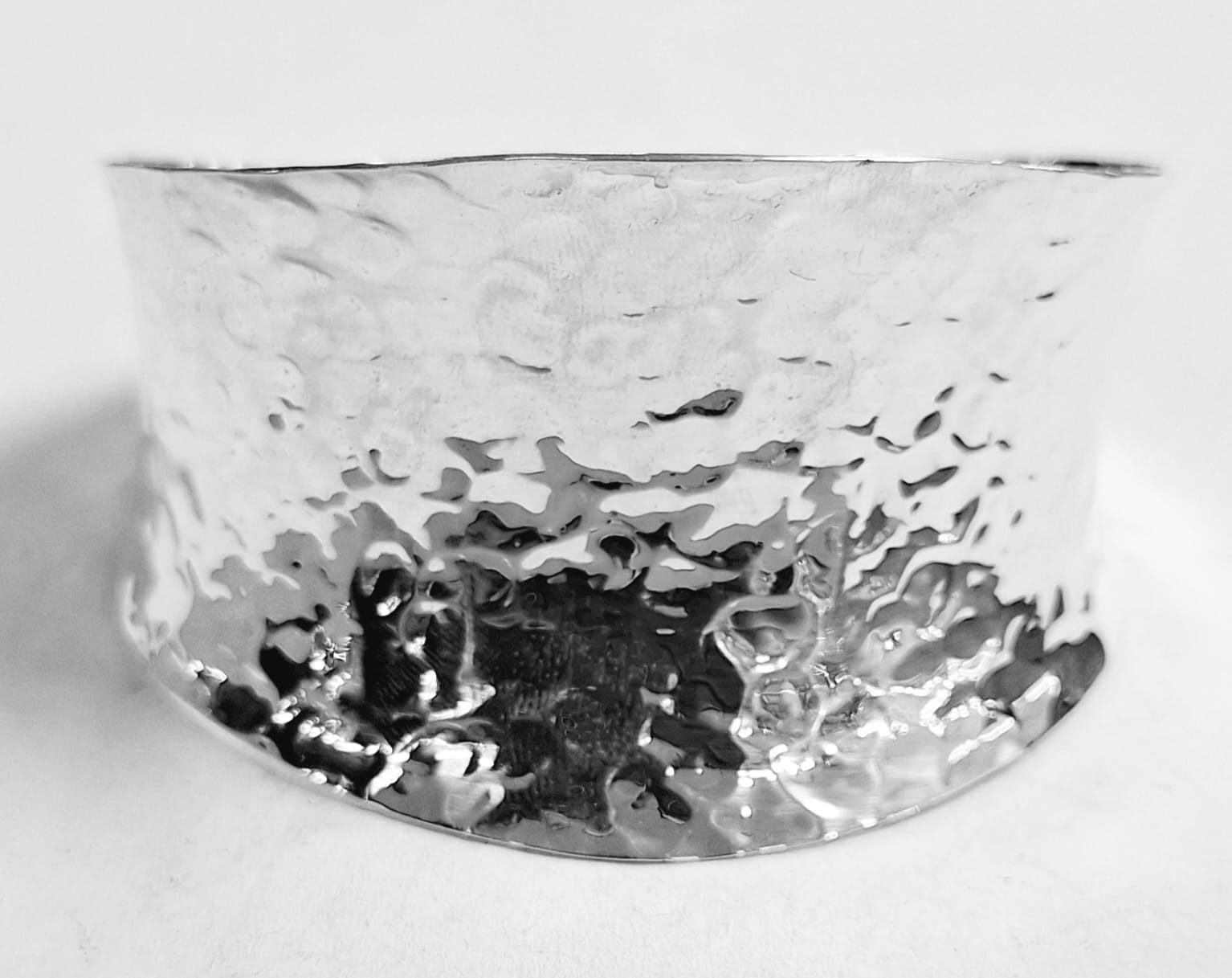 Sello de ley en el interior del brazalete martillado en plata ley 925