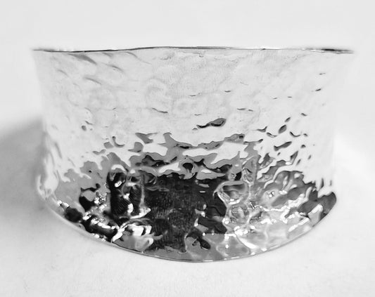 Sello de ley en el interior del brazalete martillado en plata ley 925