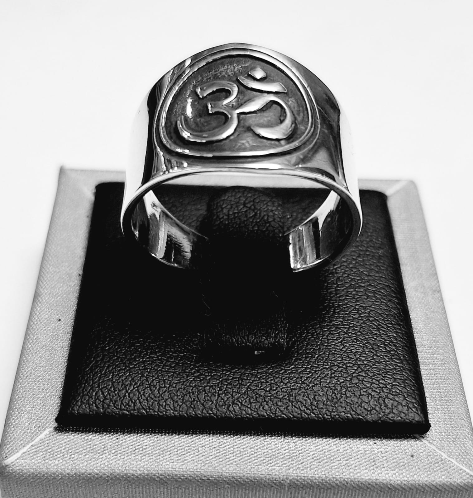 Sello de ley en el interior del anillo simbolo om en plata ley 925